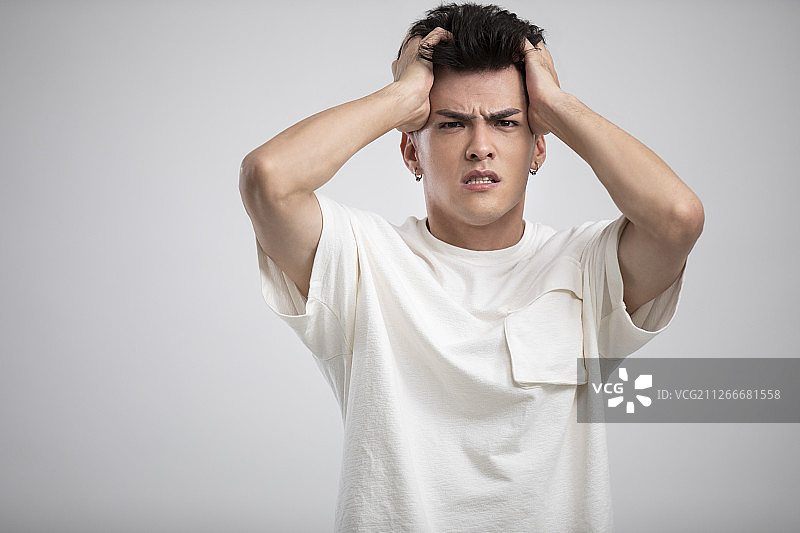 年轻男士挠头图片素材