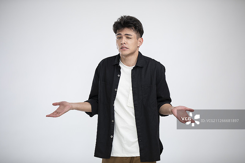 年轻男士耸肩图片素材
