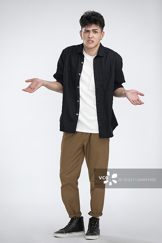 年轻男士耸肩图片素材