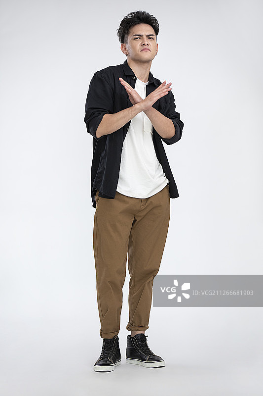 年轻男士表示拒绝图片素材