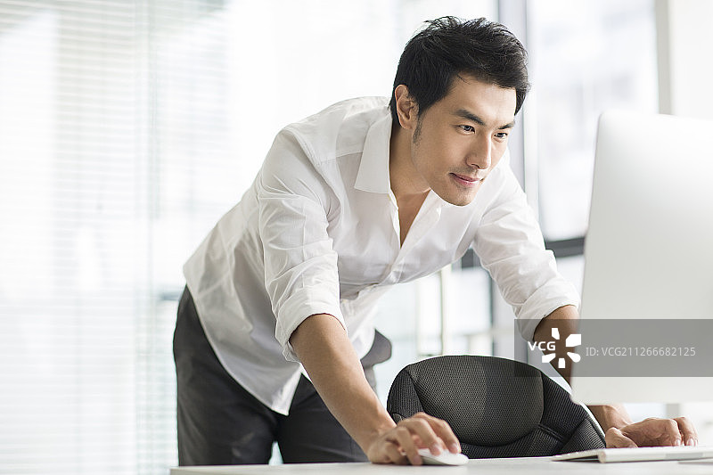 商务男士在办公室使用电脑图片素材
