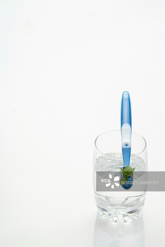 玻璃杯和牙刷图片素材
