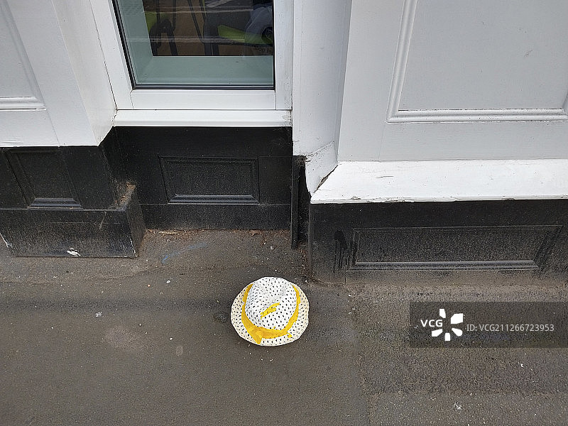 遗失在人行道上的帽子图片素材