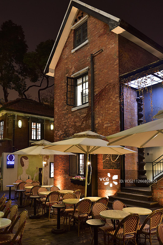 老洋房户外餐位图片素材