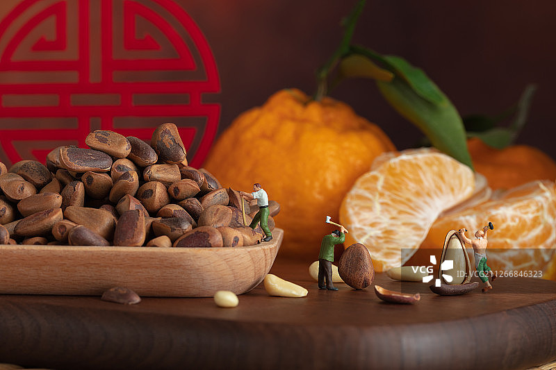 春节节日年货工人挑选松子橘子图片素材