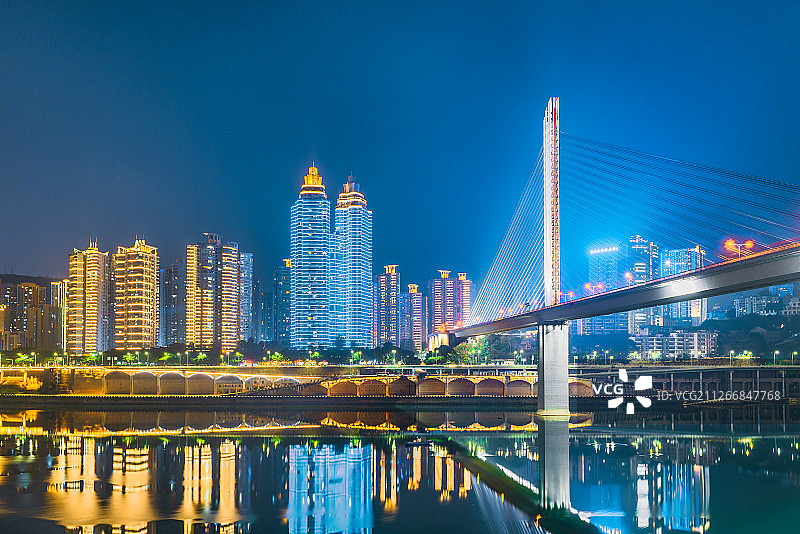 夜幕下的重庆嘉陵江滨江路与石门大桥图片素材