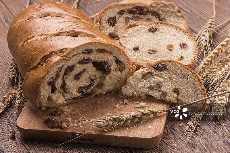 切开的厚面包西点配麦穗装饰和木纹高清图图片素材