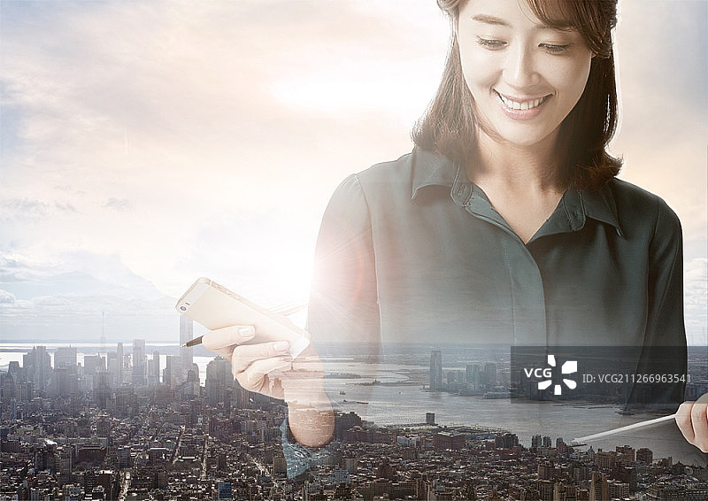 城市背景下的商务女性多重曝光图片素材