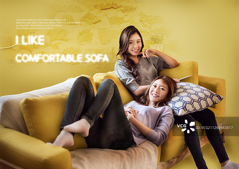 霓虹灯标志下的年轻女性数字合成图像图片素材