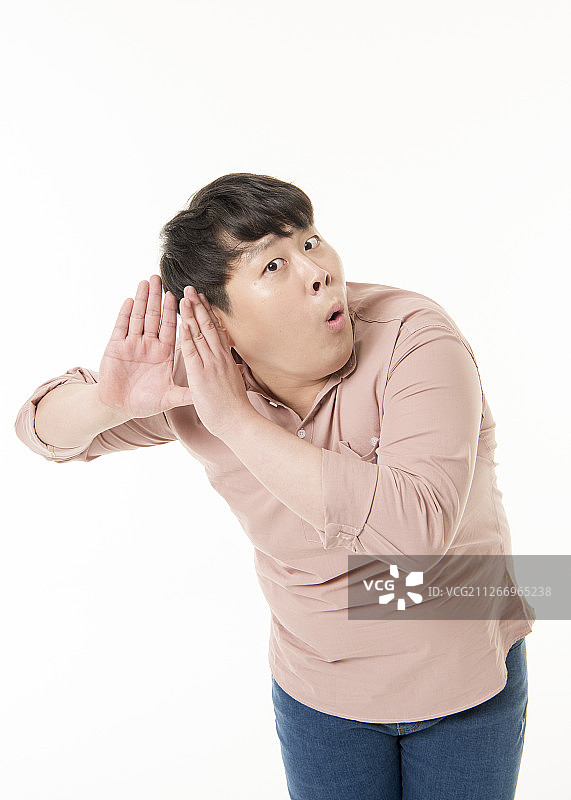 做倾听手势的男士的影棚照图片素材