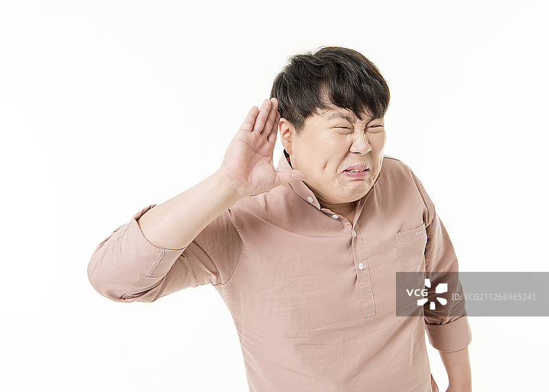 做倾听手势的男士的影棚照图片素材