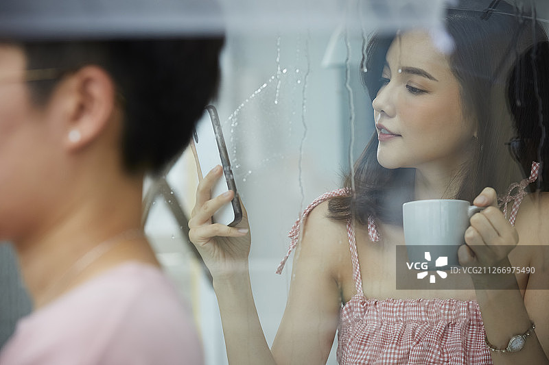 雨天里的女人生活方式图片素材