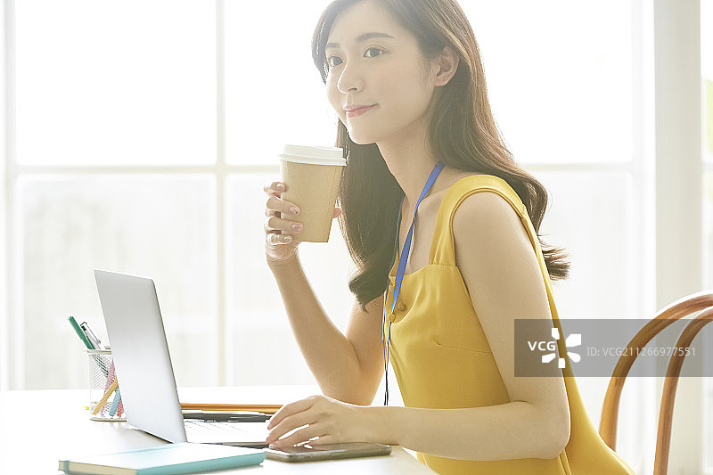 在咖啡馆的商务女性图片素材