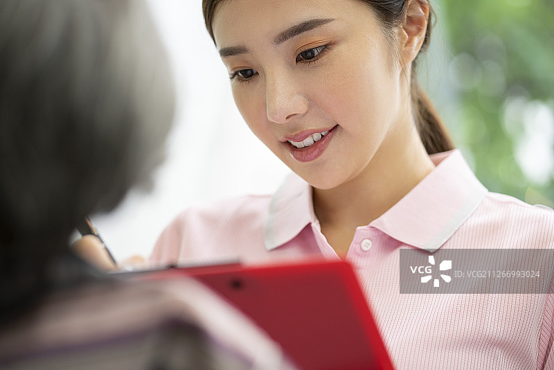 女护理人员进行咨询图片素材