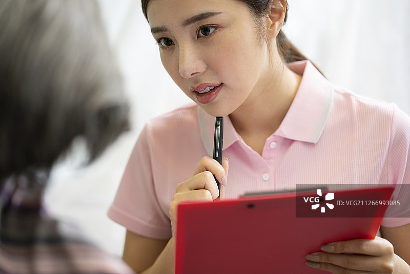 女护理人员进行咨询图片素材