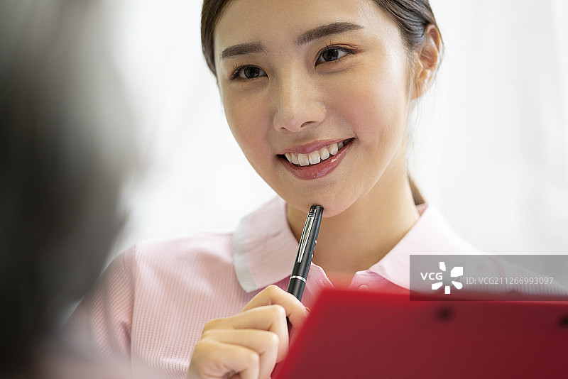 女护理人员进行咨询图片素材