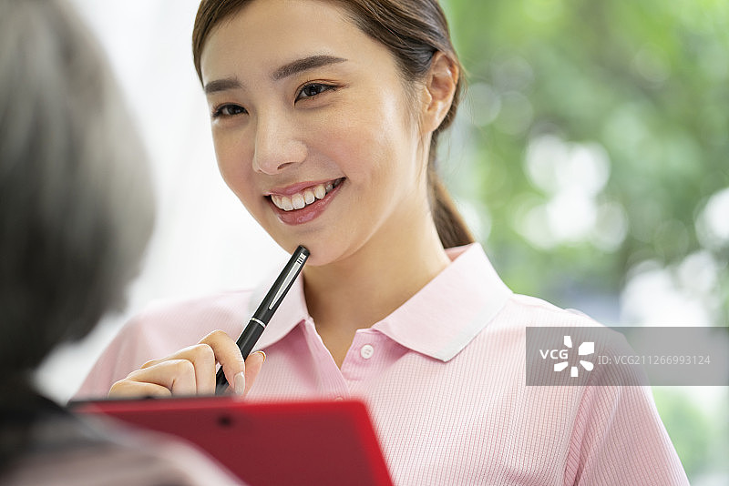 女护理人员进行咨询图片素材