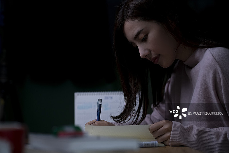 女学生熬夜备考图片素材