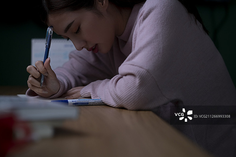 女学生熬夜备考图片素材