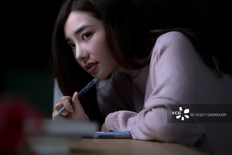 女学生熬夜备考图片素材