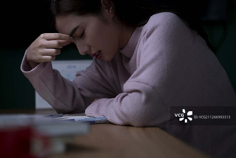 女学生熬夜备考图片素材
