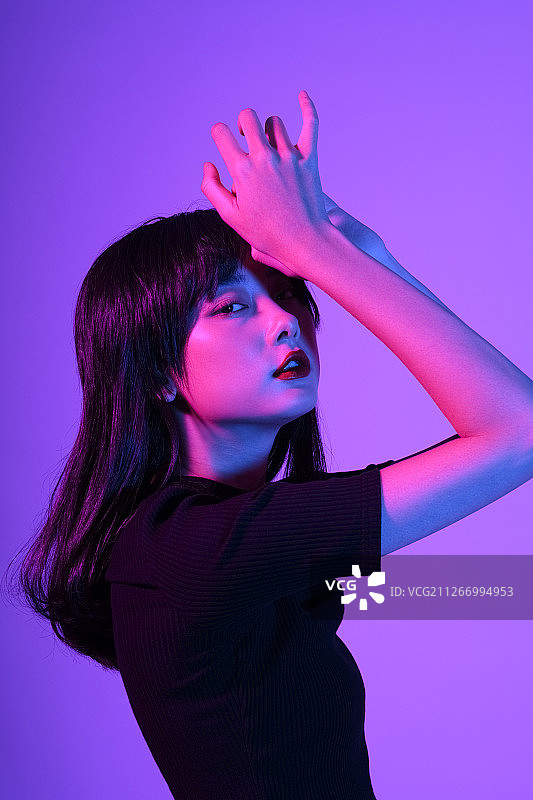 霓虹色彩的女性之美图片素材