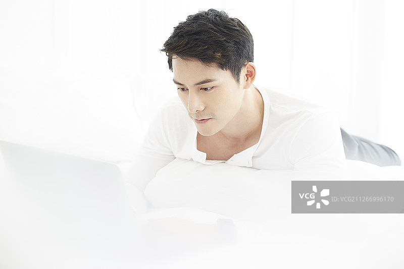 男人使用电脑的生活方式图片素材