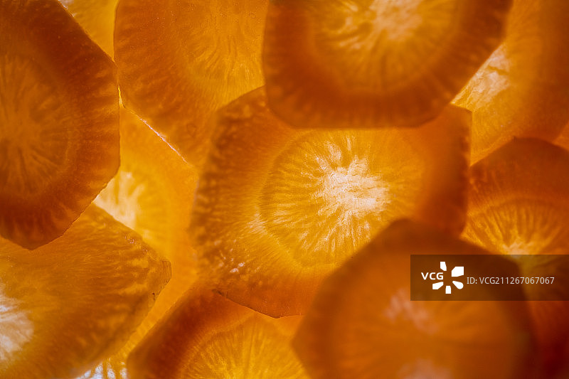 逆光下的胡萝卜片图片素材