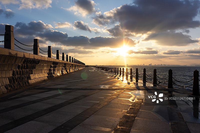 日落时分的滨海广场图片素材