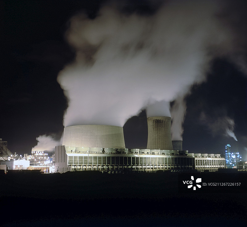 夜间的化石燃料发电站。图片素材