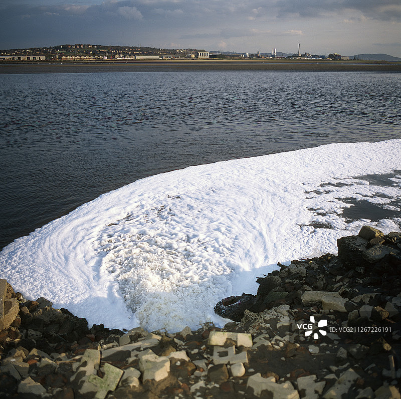 工业排放管道向默sey河口排放废水（中画幅胶片拍摄）图片素材