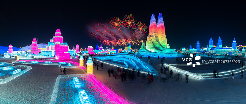 2020跨年夜哈尔滨冰雪大世界焰火表演图片素材
