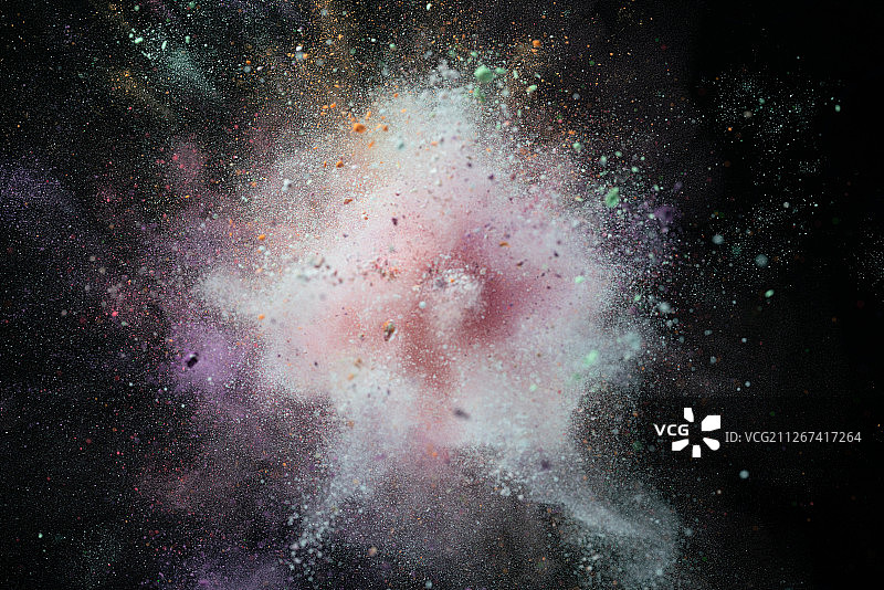 瞬间爆炸的粉尘黑色背景广告创意素材高速摄影图片素材
