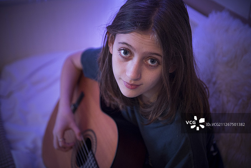 在卧室弹吉他的少女图片素材
