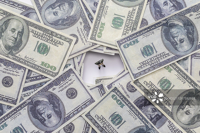 大量美金紙鈔堆疊在一起图片素材