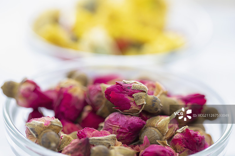 泡製玫瑰花茶和菊花茶的玫瑰和菊花图片素材