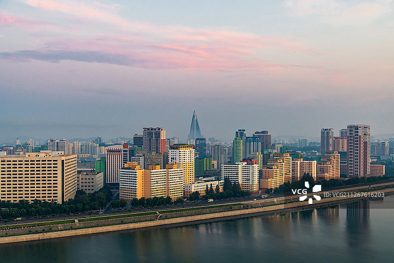 朝鲜柳京饭店与西平壤城市天际线高视角图片素材