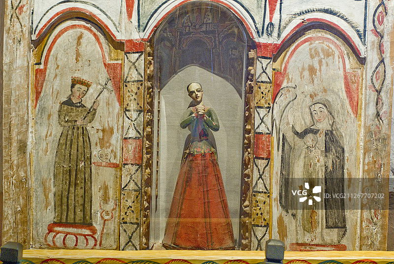 新墨西哥州奇马约的奇马约圣所教堂内部图片素材