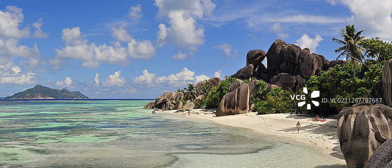 塞舌尔银泉海滩上的游客图片素材