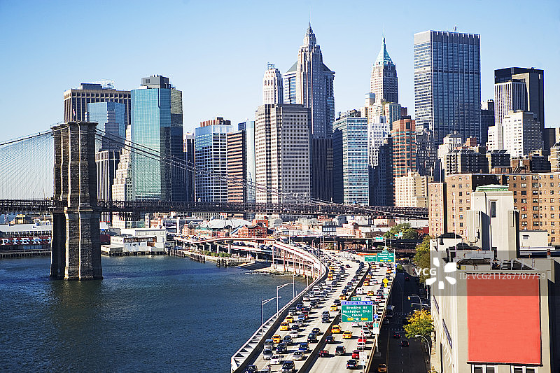 曼哈顿天际线下的罗斯福快速路和布鲁克林大桥图片素材
