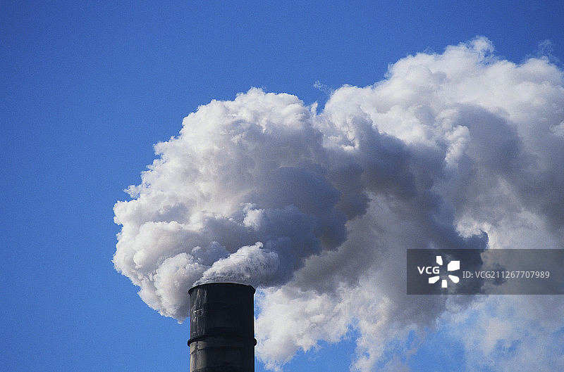 从烟囱中冒出的蒸汽图片素材