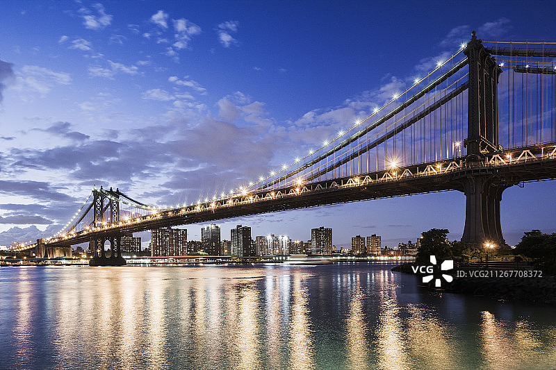 暮色下的曼哈顿大桥图片素材