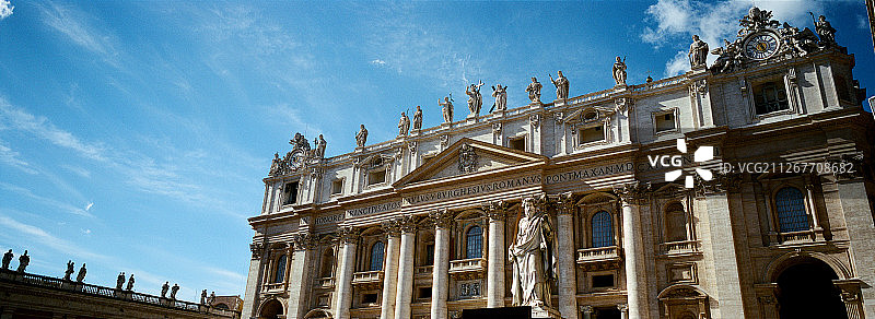 意大利罗马梵蒂冈圣彼得广场圣彼得大教堂全景图片素材