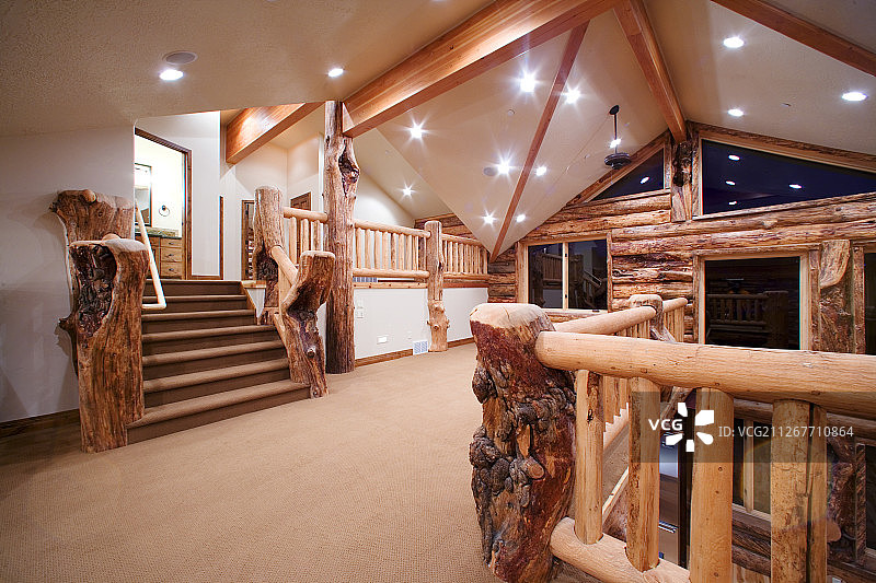 现代原木住宅拱形天花板下的楼梯平台图片素材