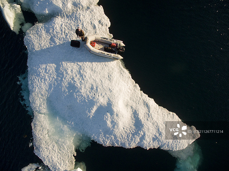 在加拿大努纳武特Ukkusiksalik国家公园瓦格海湾海冰上的摄影师图片素材