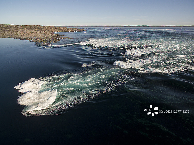 加拿大努纳武特地区哈德逊湾融化的海冰，乌库锡克萨利克国家公园图片素材