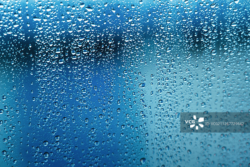 车窗上的雨滴图片素材