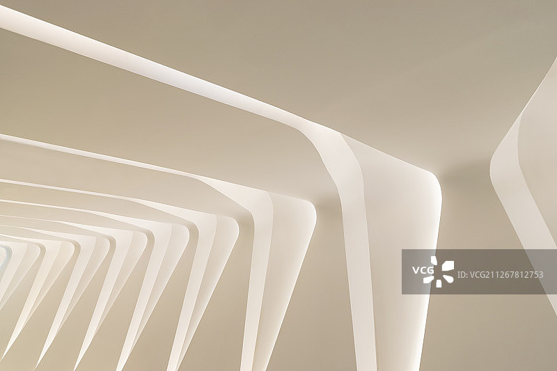 曲线直线结合的工业风建筑图片素材