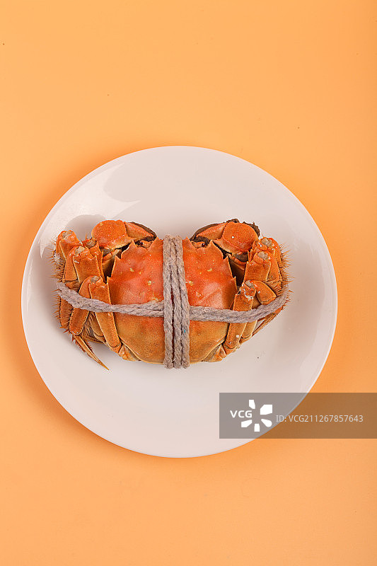 橙色背景上煮熟的大闸蟹图片素材