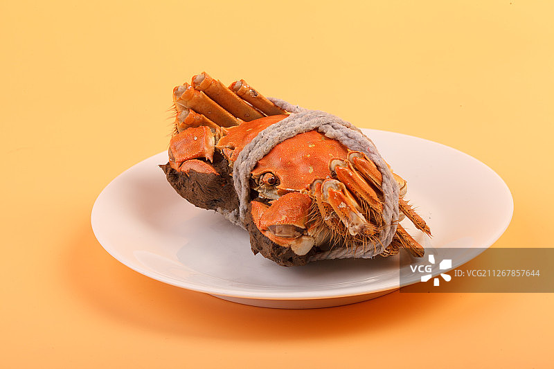 橙色背景上煮熟的大闸蟹图片素材